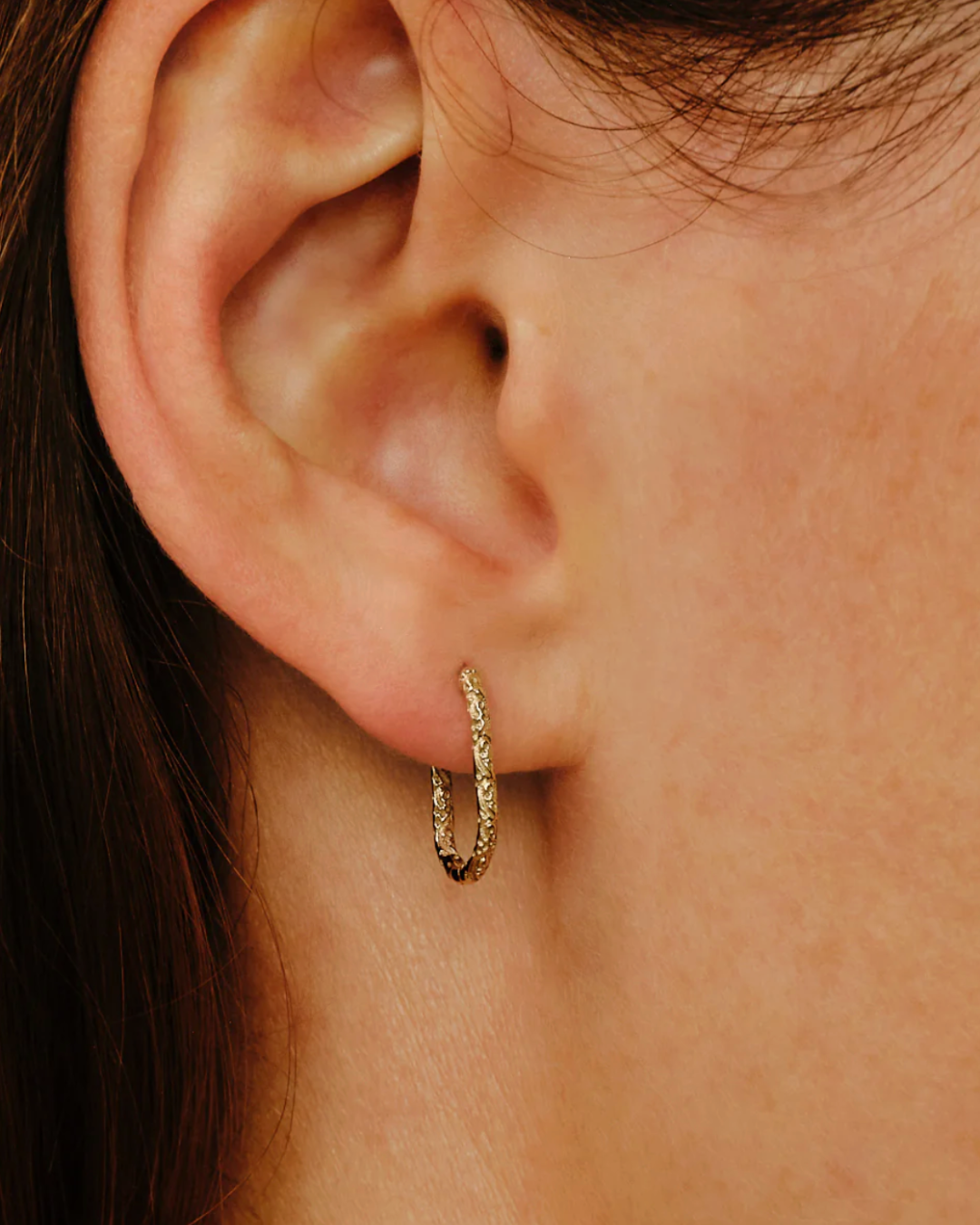 Métier - Engraved Oval Clicker Hoop