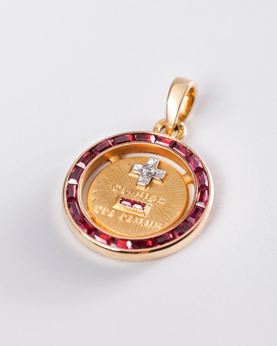 Axelle Delhaye - Médaille + qu'hier - que demain serti de rubis