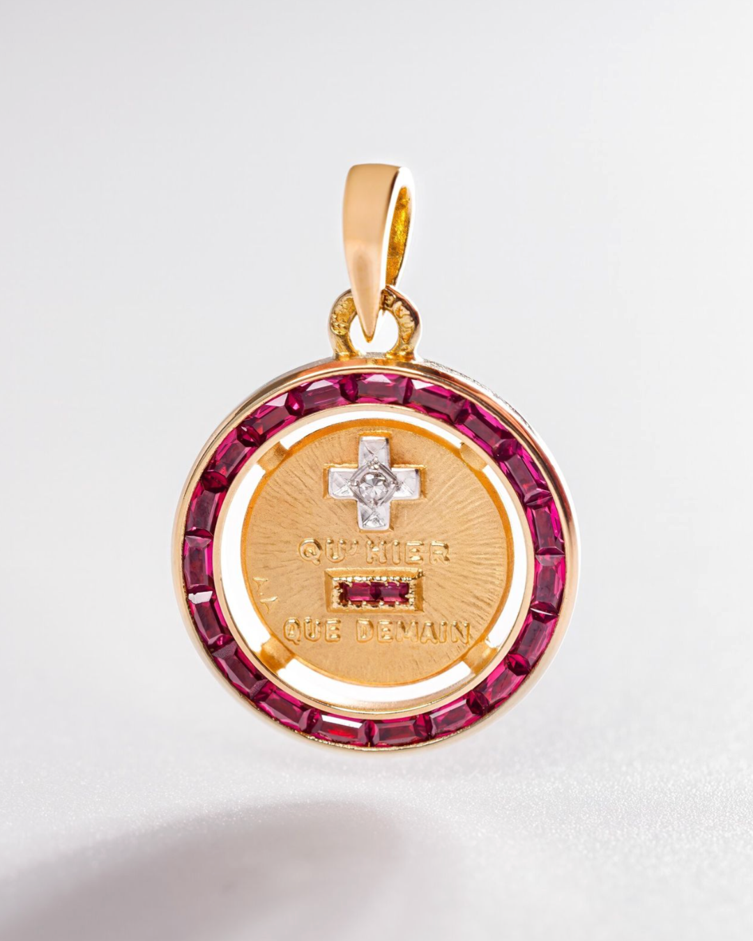 Axelle Delhaye - Médaille + qu'hier - que demain serti de rubis