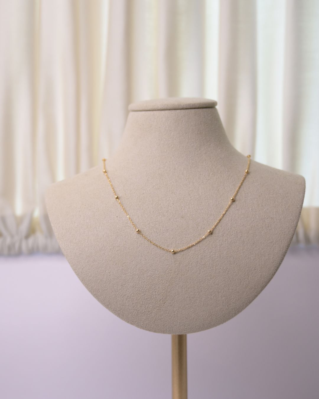 Axelle Delhaye - collier en Or petites boules