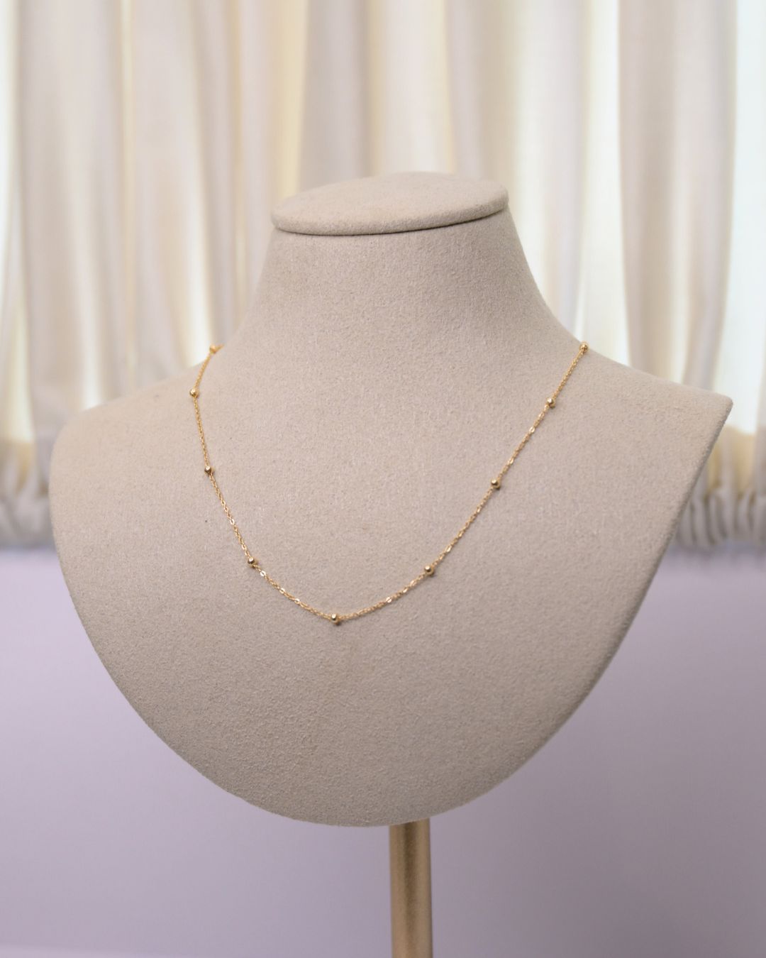 Axelle Delhaye - collier en Or petites boules
