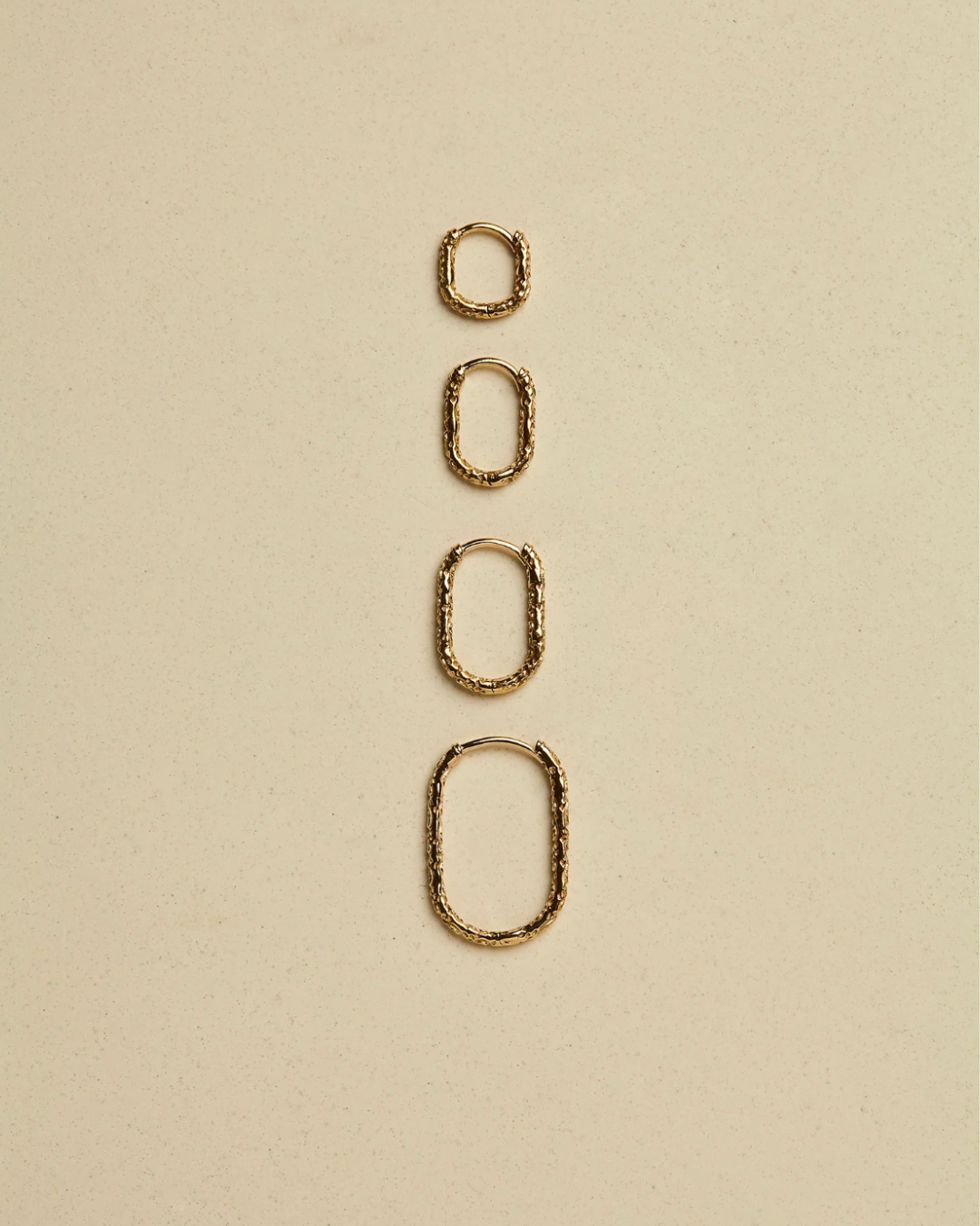 Métier - Engraved Oval Clicker Hoop